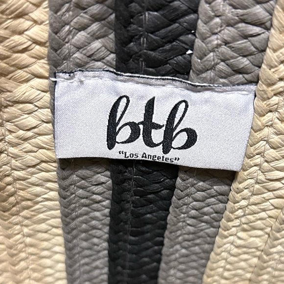 BTB LOS ANGELES FRINGE STRAW TOTE BAG - Picture 6 of 7